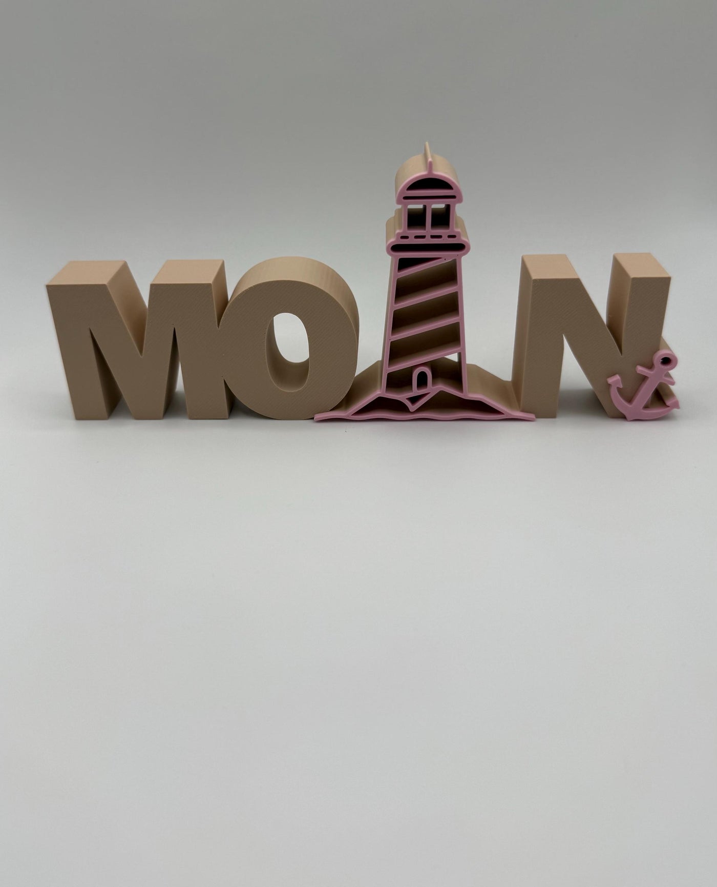 3D Printed Standing Sign “Moin” – German Greeting Home Décor, Coastal Shelf Decoration, Funny Desk Sign, Entryway Gift Bookshelf decor