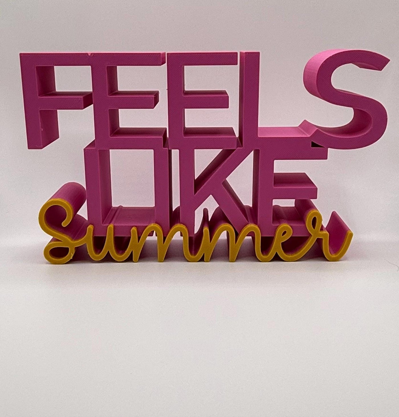 3D Printed Standing Sign “Feels Like Summer” – Modern Lettering Home Décor, Summer Vibes Shelf Decoration Beach House Accent & Seasonal Gift