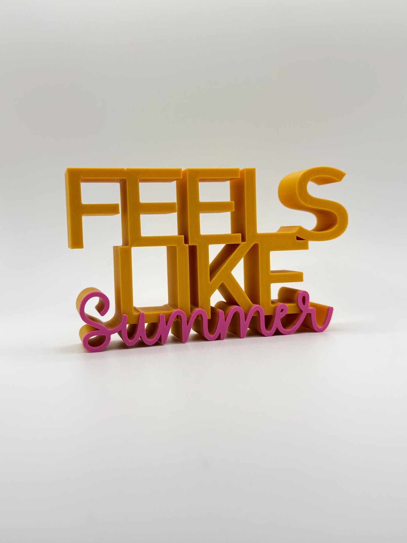 3D Printed Standing Sign “Feels Like Summer” – Modern Lettering Home Décor, Summer Vibes Shelf Decoration Beach House Accent & Seasonal Gift