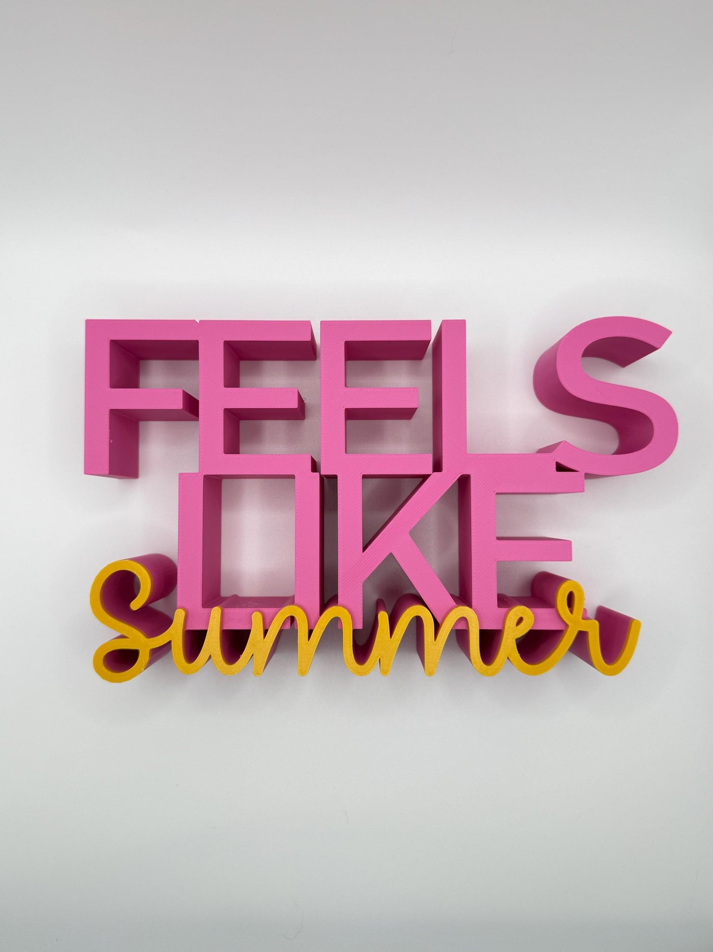 3D Printed Standing Sign “Feels Like Summer” – Modern Lettering Home Décor, Summer Vibes Shelf Decoration Beach House Accent & Seasonal Gift