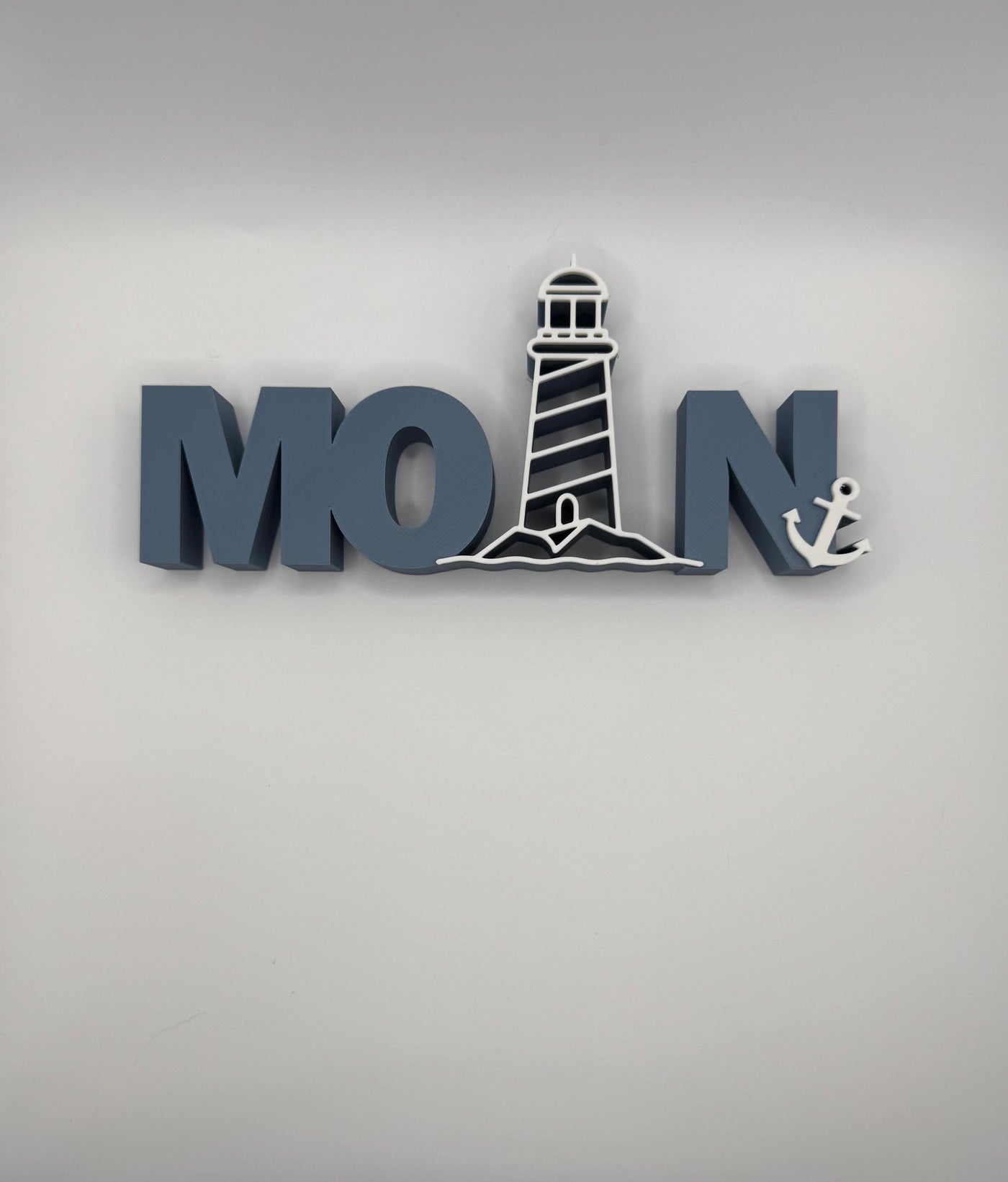 3D Printed Standing Sign “Moin” – German Greeting Home Décor, Coastal Shelf Decoration, Funny Desk Sign, Entryway Gift Bookshelf decor