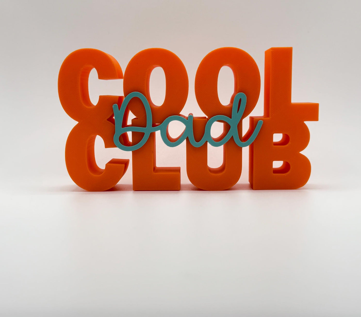 3D Printed Standing Sign “Cool Dad Club” Funny Father’s Day Gift, Modern Desk & Shelf Decoration, Unique Word Art for Dads Home Décor