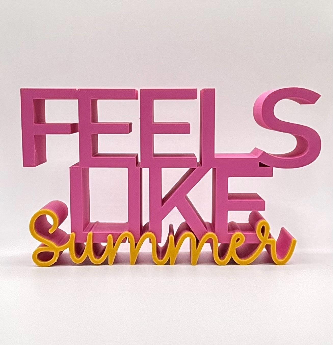 3D Printed Standing Sign “Feels Like Summer” – Modern Lettering Home Décor, Summer Vibes Shelf Decoration Beach House Accent & Seasonal Gift