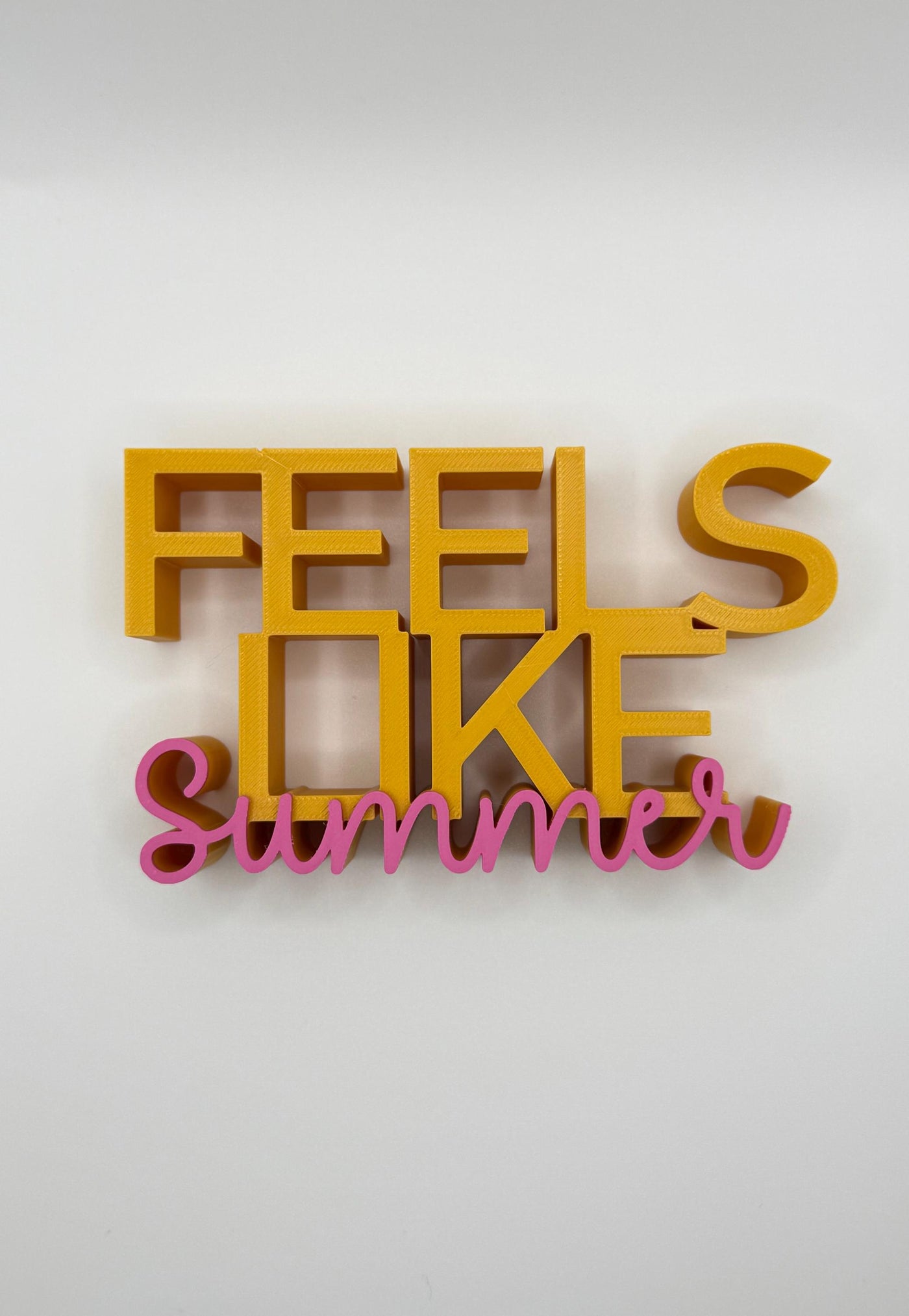 3D Printed Standing Sign “Feels Like Summer” – Modern Lettering Home Décor, Summer Vibes Shelf Decoration Beach House Accent & Seasonal Gift