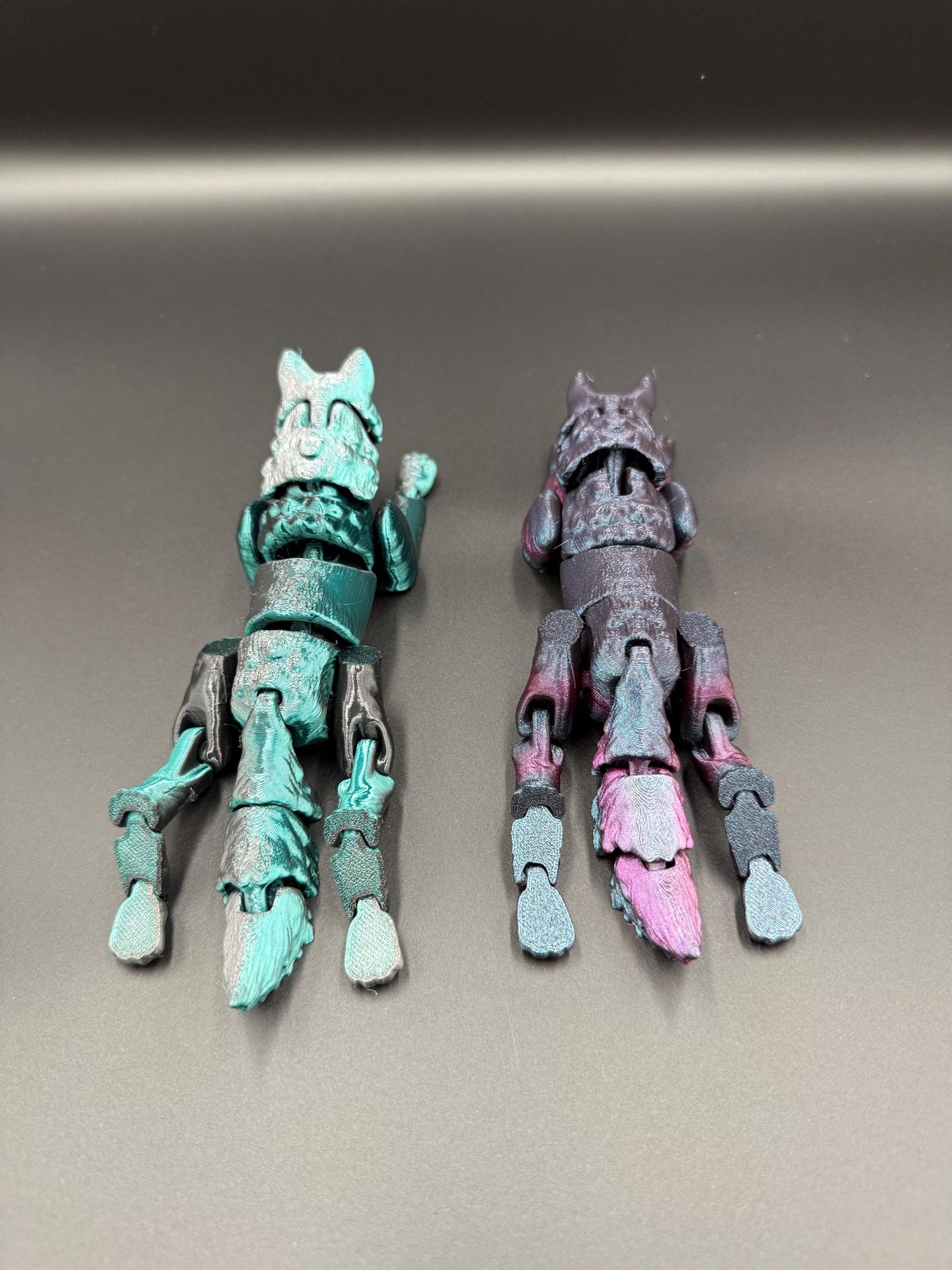 3D Printed Articulated Wolf – Flexible Fidget Toy, Poseable Wolf Figurine, Animal Lover Gift, Desk Decoration & Bookshelf Decoration